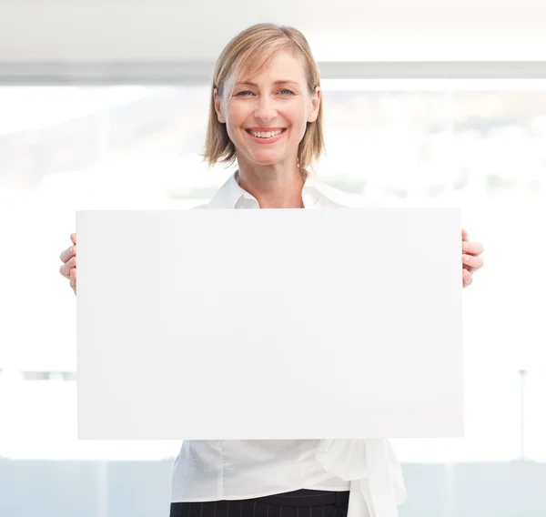 Mulher bonita segurando placa branca vazia — Fotografia de Stock