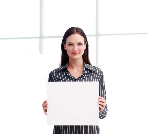Onun beyaz kartı gösteren iş kadını — Stok fotoğraf