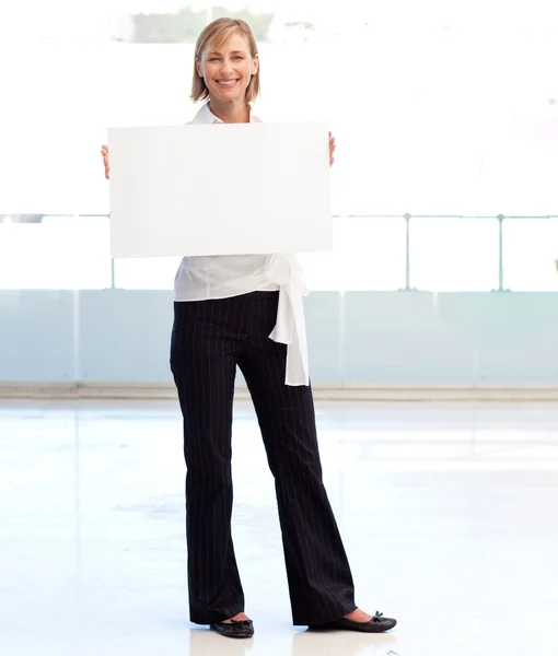 Businesswoman holding a white card — Stock Photo, Image