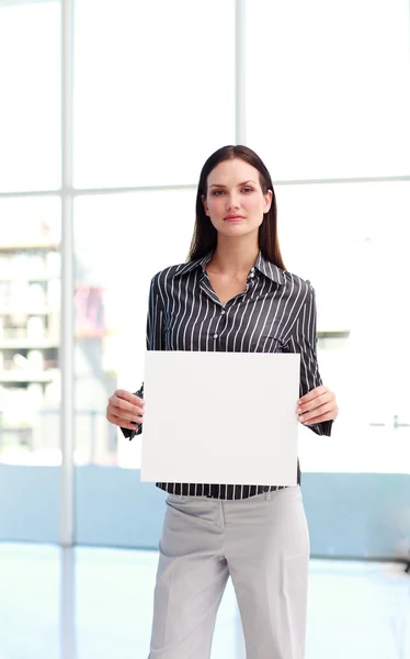 Geschäftsfrau präsentiert eine weiße Karte — Stockfoto