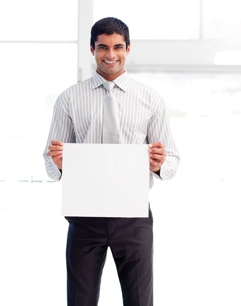 Усміхнений бізнесмен тримає білу картку — стокове фото