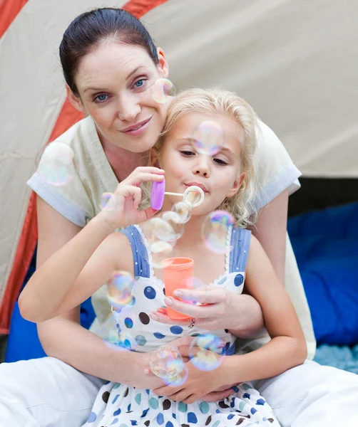 Mother and daughter having fun outdoors — Stock Photo, Image