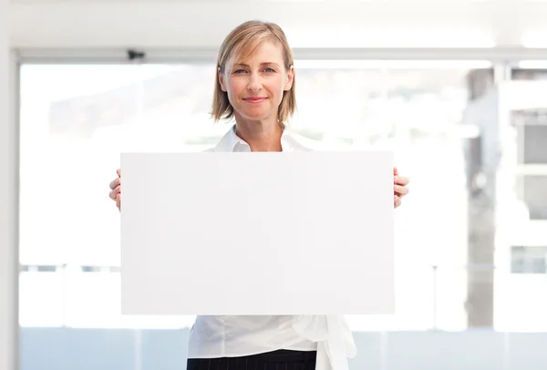 Olgun kadın büyük bir iş kartı gösteren — Stok fotoğraf