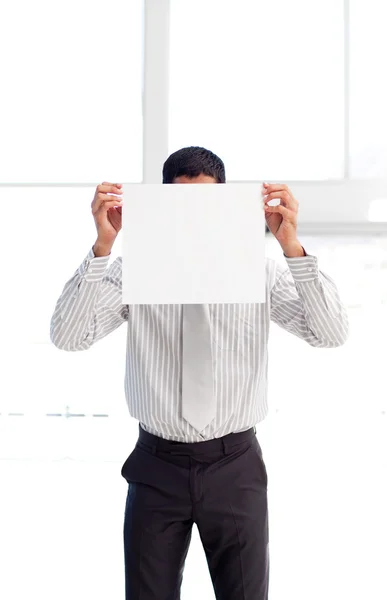 Affärsman som visar ett vitt kort framför hans ansikte — Stockfoto