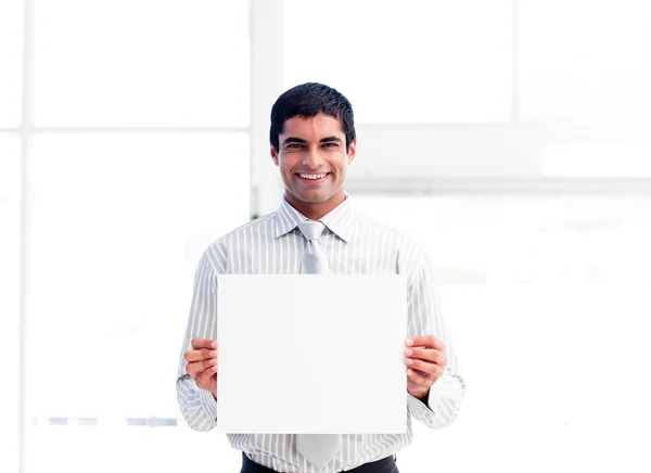 Homem de negócios hispânico mostrando um cartão branco — Fotografia de Stock