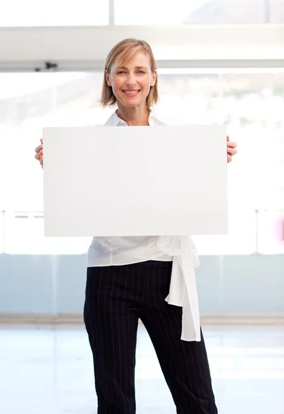 彼女の白いカードを示す実業家 — ストック写真