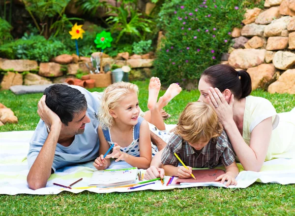 Happy family drawing in a park — Stock Photo, Image
