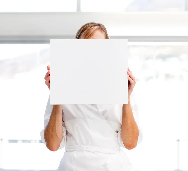 Geschäftsfrau zeigt eine weiße Karte vor ihrem Gesicht — Stockfoto