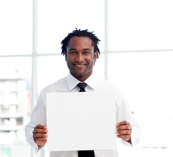 白いカードを持って、アフリカ系アメリカ人の実業家の肖像画 — ストック写真