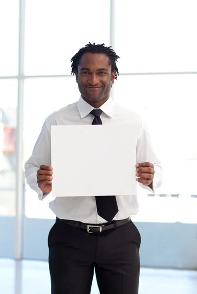 白いカードを保持しているフレンドリーなアフリカ系アメリカ人実業家 — ストック写真