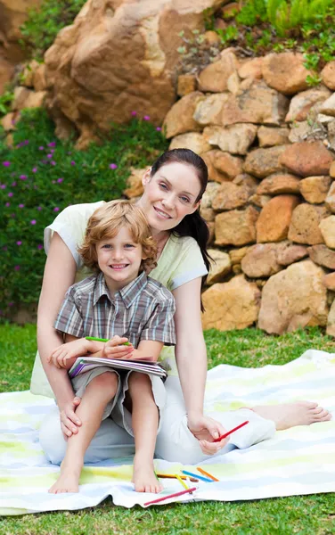 Mother and son painting in a park — Stock Photo, Image