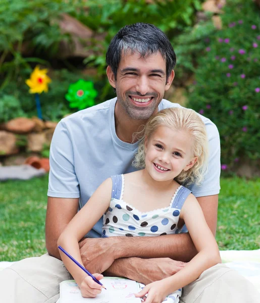 Father and daughter painting in a park — Stock Photo, Image