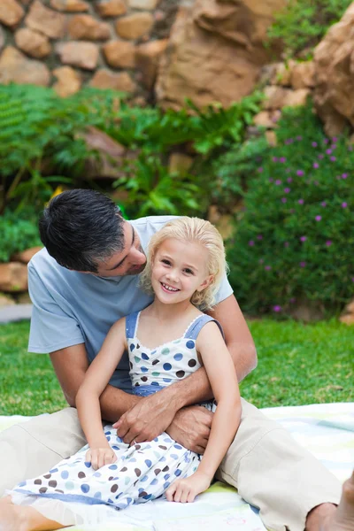 Baba ile kızı bir bahçede oynarken — Stok fotoğraf