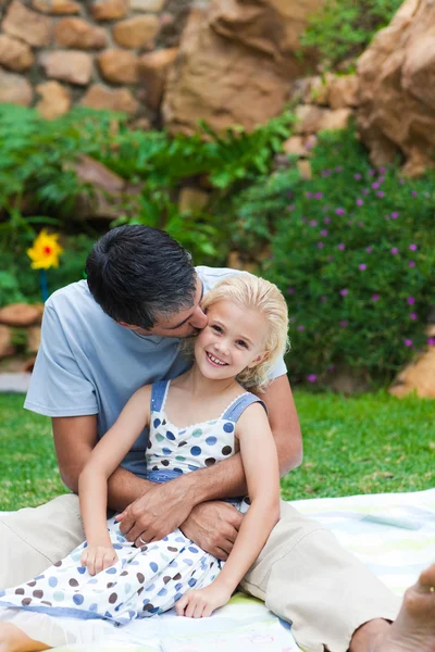 Far kysser sin dotter i en park — Stockfoto