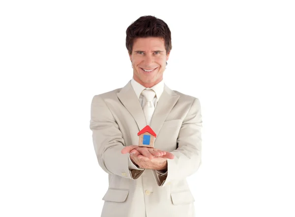 Zelfverzekerd zakenman houden van een huis — Stockfoto