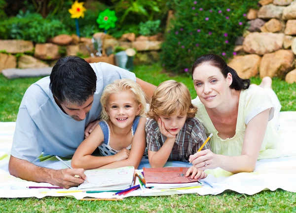 庭で幸せな家族の絵画 — ストック写真