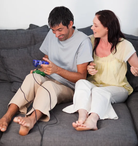 Leende par spelar TV-spel — Stockfoto