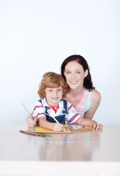 Moeder en zoon tekenen met copyspace — Stockfoto