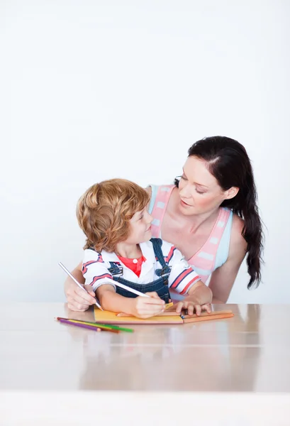 Matka a syn spolu dělají domácí úkoly — Stock fotografie