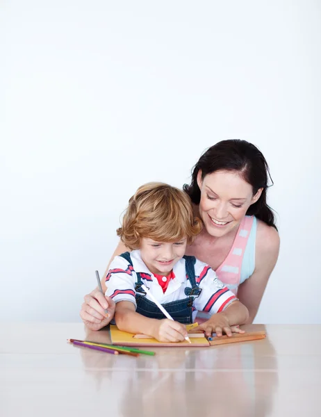 Mãe ajudando seu filho a desenhar — Fotografia de Stock