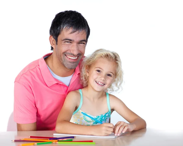 Tochter und Vater zeichnen mit Blick in die Kamera — Stockfoto