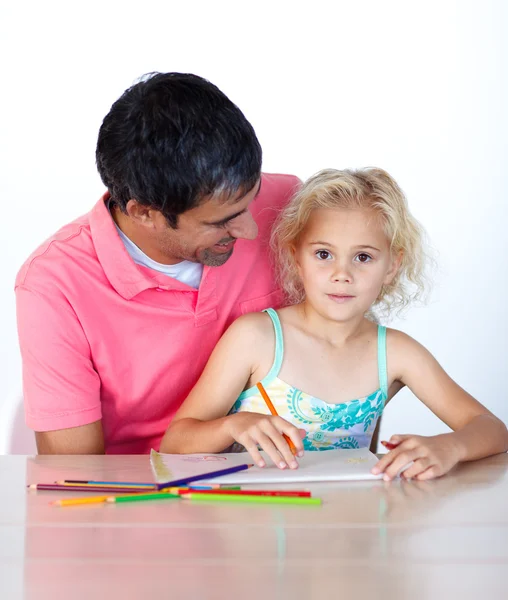 Vackra dotter målning med hennes pappa — Stockfoto