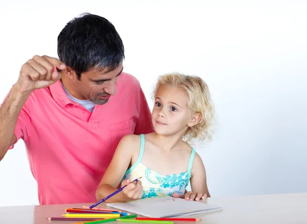 Papà e figlia fanno i compiti insieme — Foto Stock