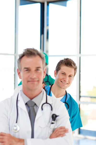 Uśmiechający się młody lekarz w centrum uwagi w linii z miejsce — Zdjęcie stockowe