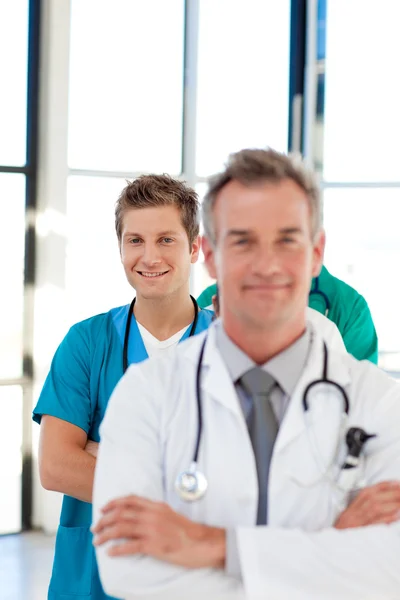 Assistenzarzt in einer Reihe im Fokus — Stockfoto