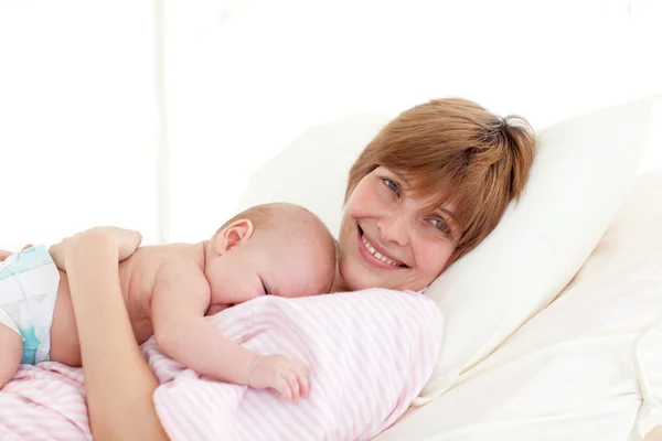 Щаслива мати обіймає новонароджену дитину — стокове фото