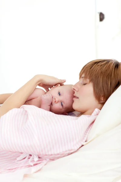 Paciente relajándose con su bebé recién nacido en la cama — Foto de Stock