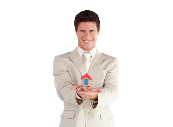 Pewny siebie biznesmen posiadania domu — Zdjęcie stockowe