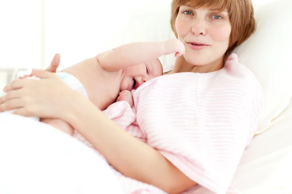 Matka, obejmując jej noworodka — Zdjęcie stockowe