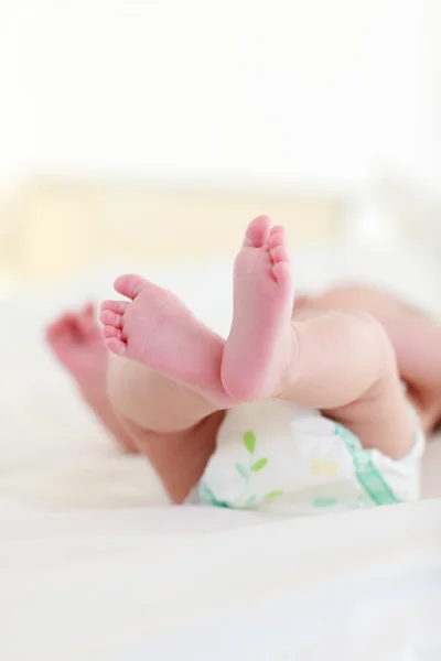 Baby rusten in bed — Stockfoto