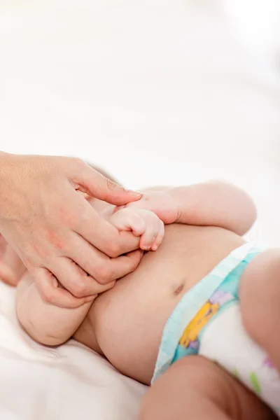 Bebê brincando com a mão de sua mãe — Fotografia de Stock