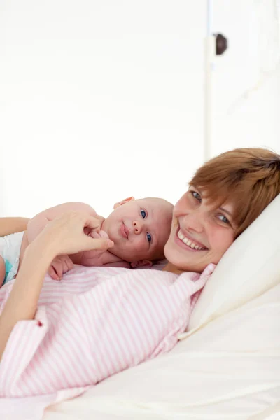 Yeni doğan bebeği ile oynarken annesi — Stok fotoğraf