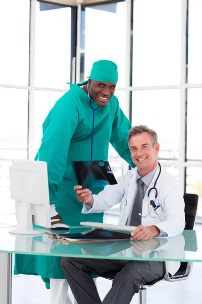 To læger taler om to røntgenbilleder - Stock-foto