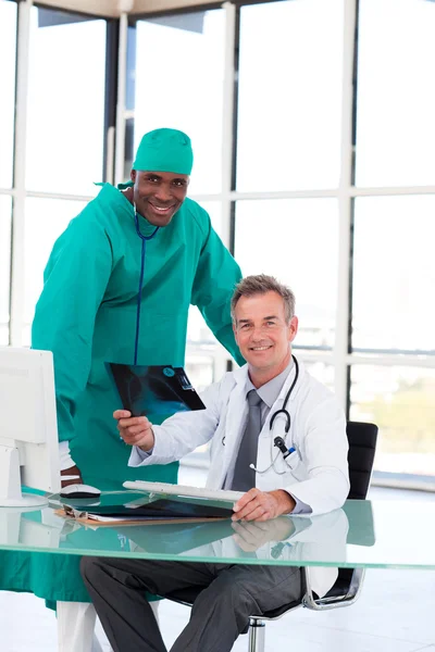 Профессиональные врачи улыбаются в камеру — стоковое фото