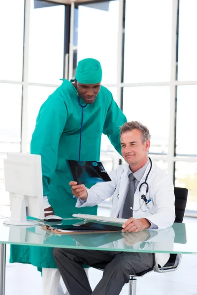 Профессиональные врачи, изучающие рентген — стоковое фото