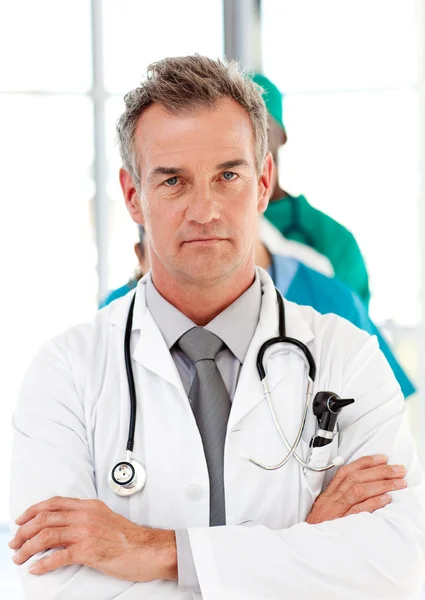 Médico senior al frente de un equipo médico —  Fotos de Stock