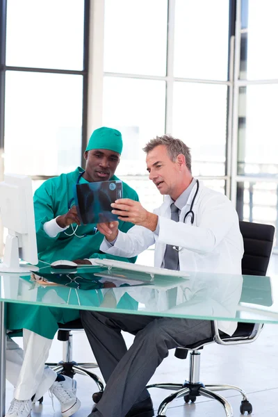 Doctor and surgeon studying an X-ray — Stock Photo, Image