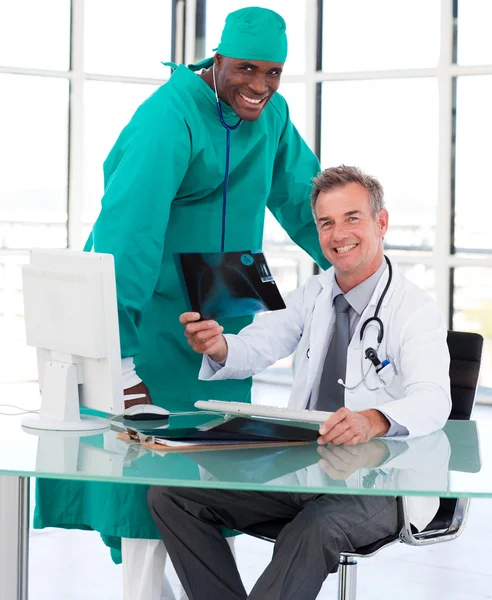Doctors studying an X-ray — Stock Photo, Image