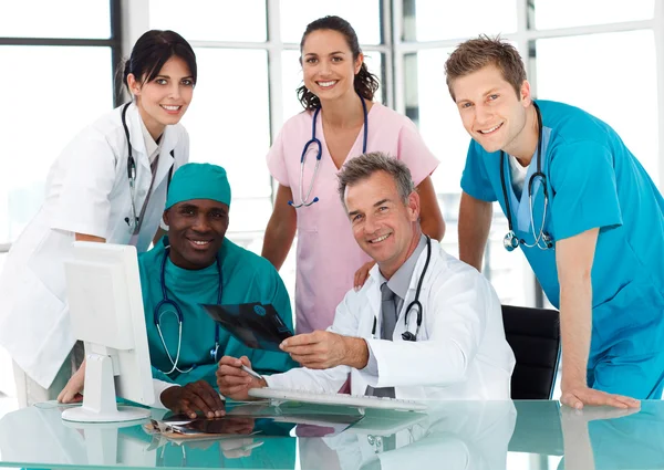 Gruppe af læger i et møde - Stock-foto