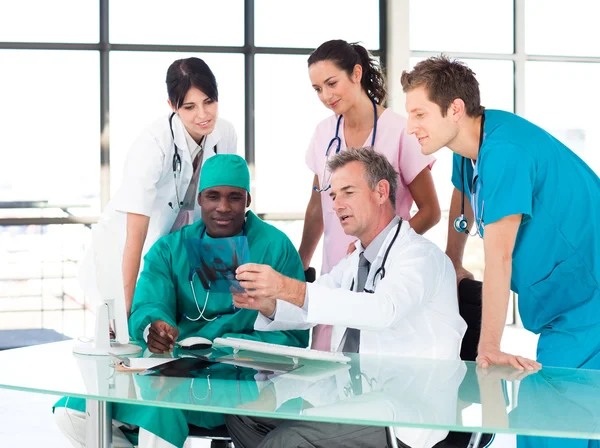 Medical team studying an X-ray — Stock Photo, Image