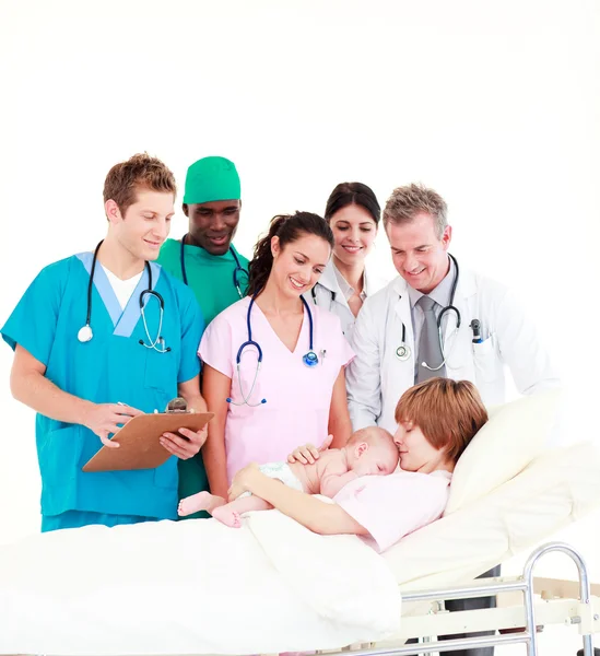 Doctors with a mother and her newborn baby — Stock Photo, Image