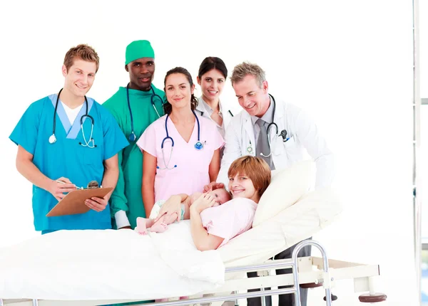 Médicos con una madre y su bebé recién nacido — Foto de Stock