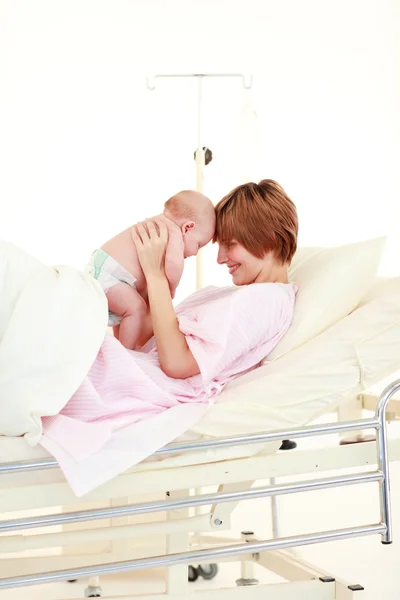 Yeni doğan bebeğini kucaklayan anne — Stok fotoğraf