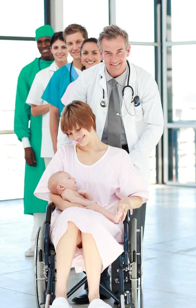 Madre su una sedia a rotelle con il suo neonato — Foto Stock