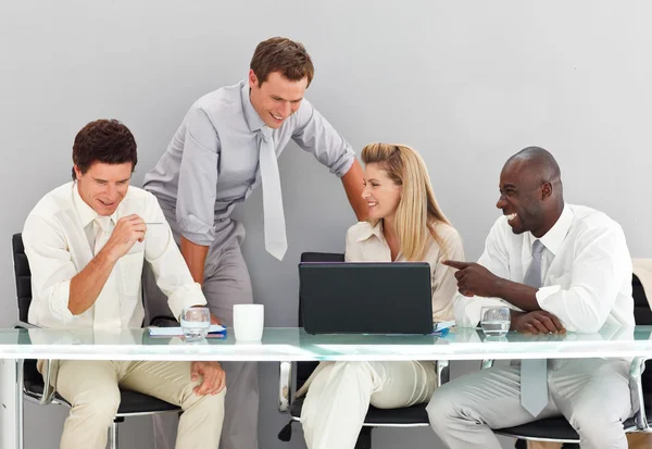 Företag interagerar i ett möte — Stockfoto