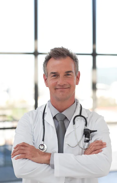 Portrét hansdome lékaře v nemocnici — Stock fotografie